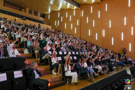 Plateia do Teatro Municipal da Guarda com os braços no ar durante a 1.ª edição do Community