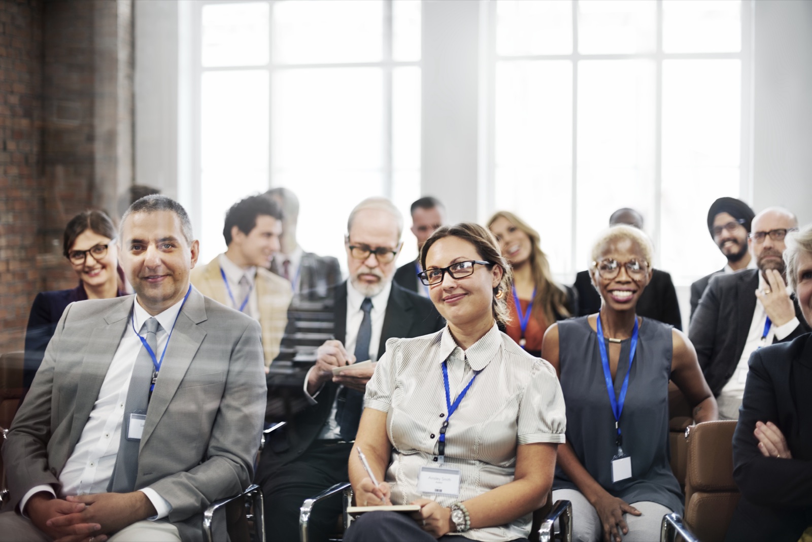 Participantes sorridentes numa sessão de conferência