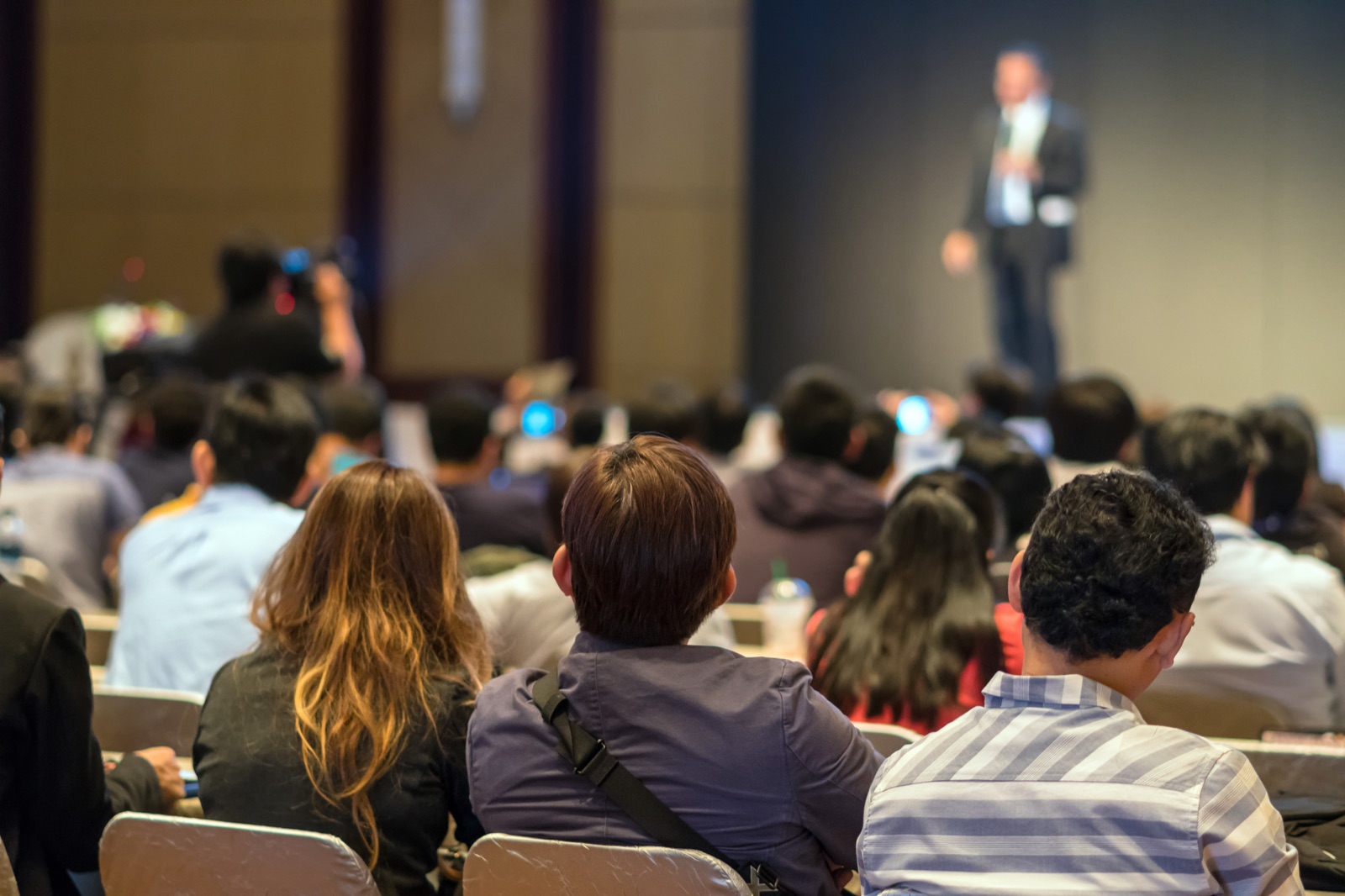 Público a assistir a uma apresentação no palco